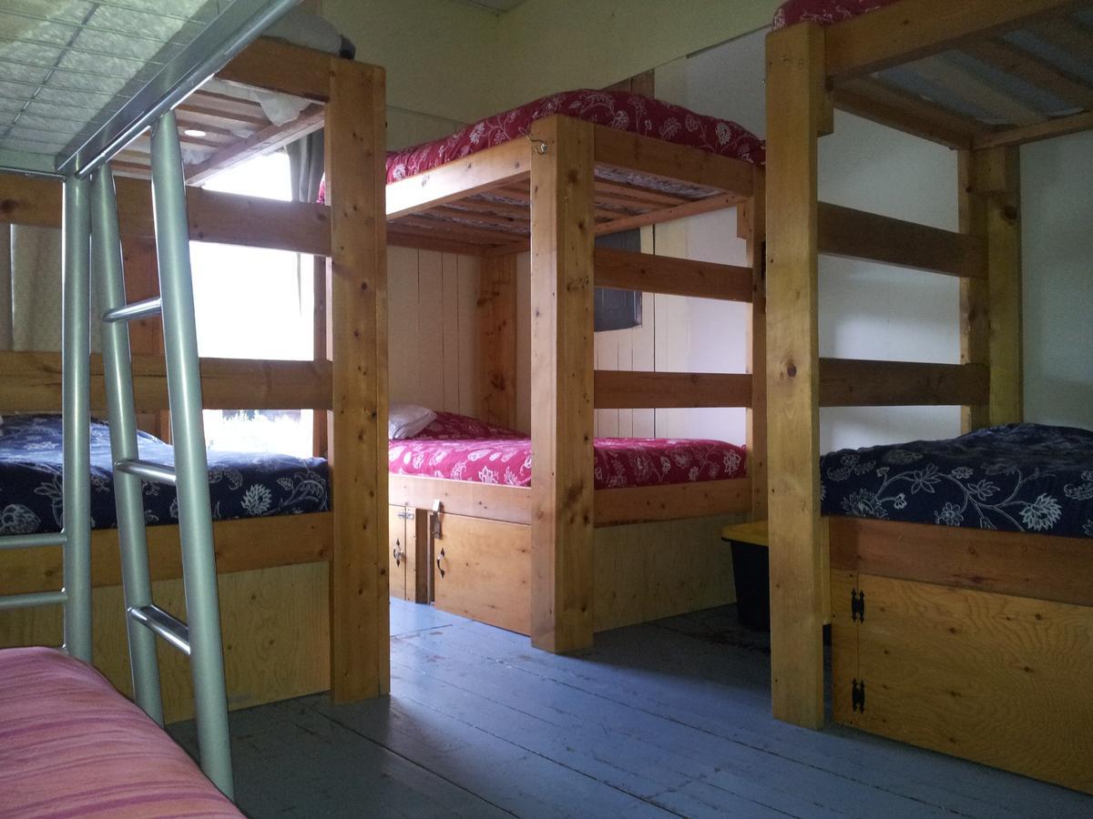 Kicking Horse Backpacker Hostel Golden Eksteriør bilde