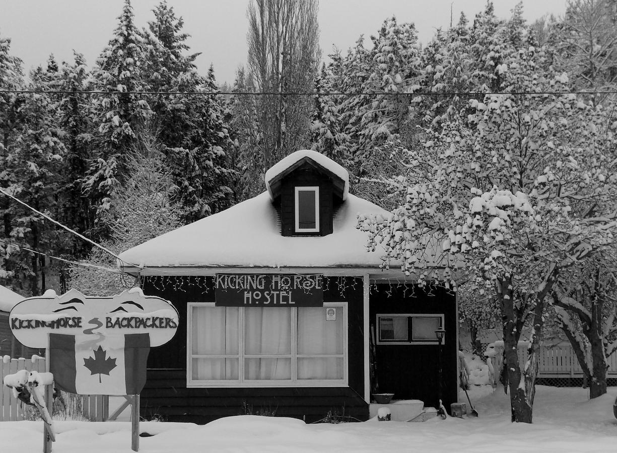 Kicking Horse Backpacker Hostel Golden Eksteriør bilde
