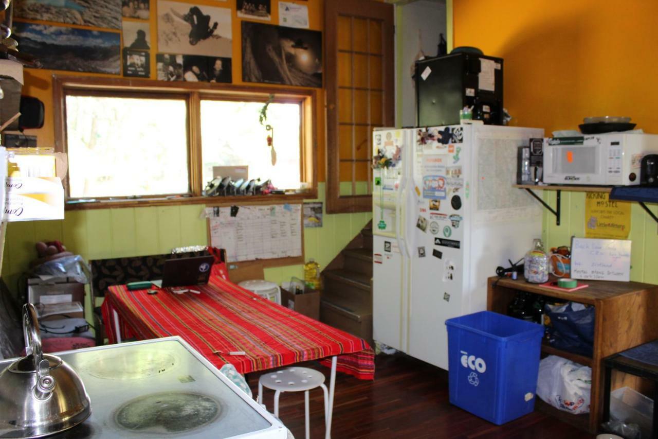 Kicking Horse Backpacker Hostel Golden Eksteriør bilde