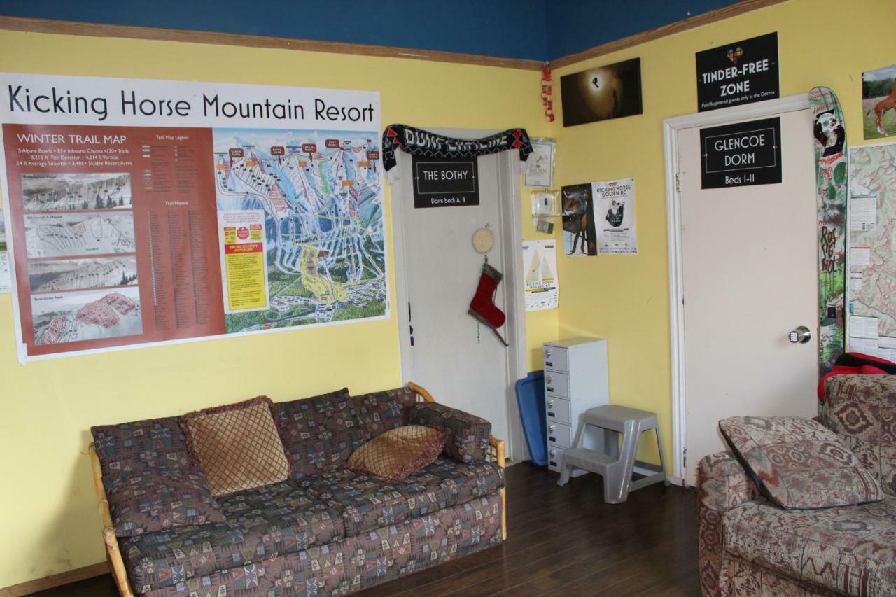 Kicking Horse Backpacker Hostel Golden Eksteriør bilde